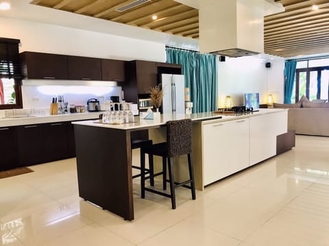 Villa, 5 Bedrooms | Private kitchen | Full-size fridge, microwave, oven, stovetop