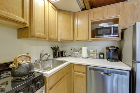 Apartment (0 Bedroom) | Private kitchen | Microwave, oven, stovetop, dishwasher