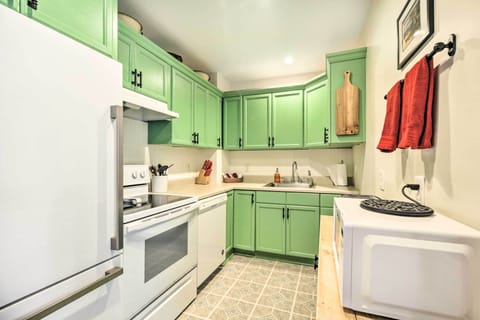 House (3 Bedrooms) | Private kitchen | Microwave, oven, stovetop, dishwasher