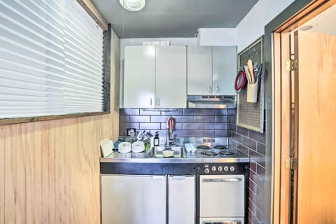 Apartment (1 Bedroom) | Private kitchen | Microwave, oven, stovetop, cookware/dishes/utensils