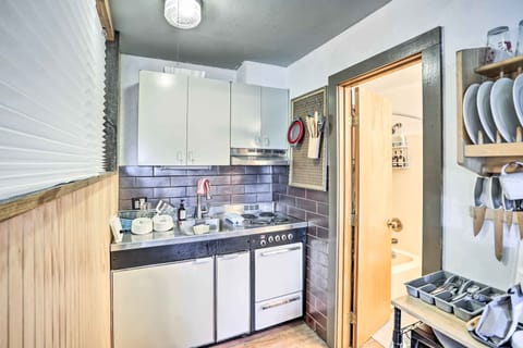 Apartment (1 Bedroom) | Private kitchen | Microwave, oven, stovetop, cookware/dishes/utensils