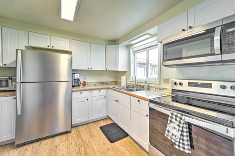 House (2 Bedrooms) | Private kitchen | Microwave, oven, stovetop, cookware/dishes/utensils