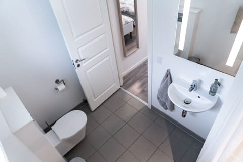 Comfort Double or Twin Room, Garden View | Bathroom | Shower, hair dryer, heated floors, towels