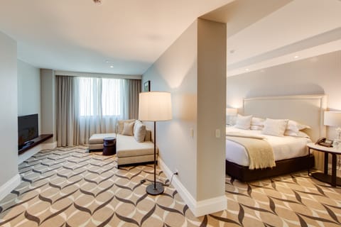 Executive Mayfair King Suite | Premium bedding, free minibar, in-room safe, desk