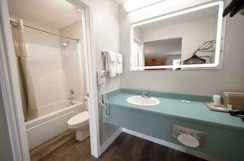 Standard Single Room, 1 King Bed | Bathroom | Combined shower/tub, free toiletries, hair dryer, towels