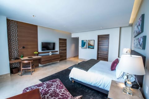 Square Suite | Premium bedding, pillowtop beds, minibar, in-room safe