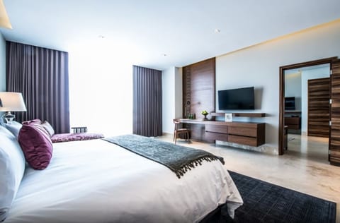 Square Suite | Premium bedding, pillowtop beds, minibar, in-room safe