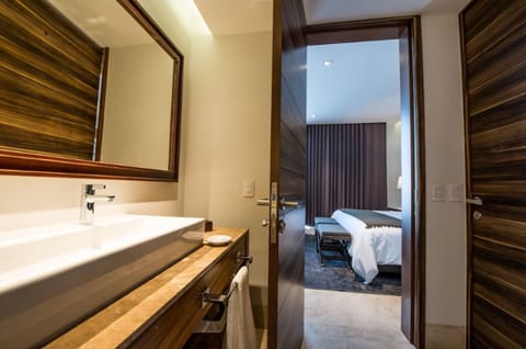 Master Suite | Bathroom | Shower, rainfall showerhead, free toiletries, hair dryer