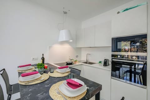 Standard Apartment, 1 Bedroom (Beachy Vibes- 900m from the beach) | Private kitchen | Fridge, microwave, oven, stovetop