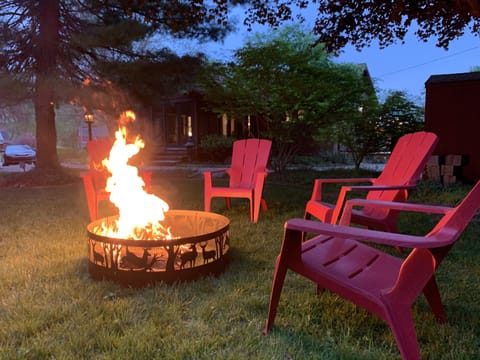 Decked Out Back Yard - enjoy a relaxing night around the campfire (firewood provided)