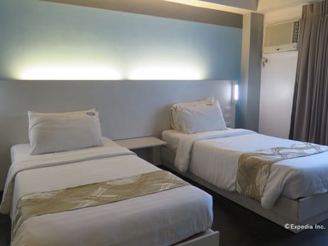 Deluxe Room | In-room safe, desk, free WiFi, bed sheets