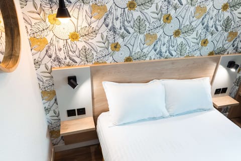 Frette Italian sheets, premium bedding, Select Comfort beds, desk