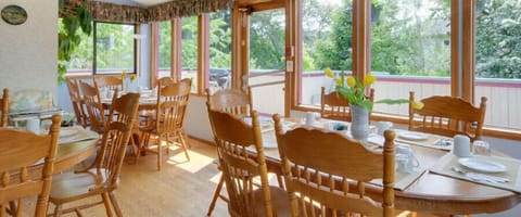 Free daily cooked-to-order breakfast