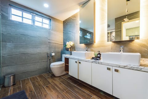 Luxury Bungalow | Bathroom | Separate tub and shower, rainfall showerhead, free toiletries