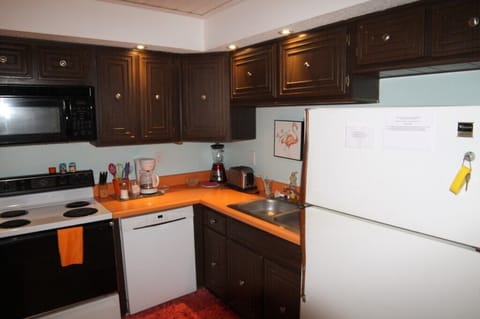 Condo, 2 Bedrooms | Private kitchen