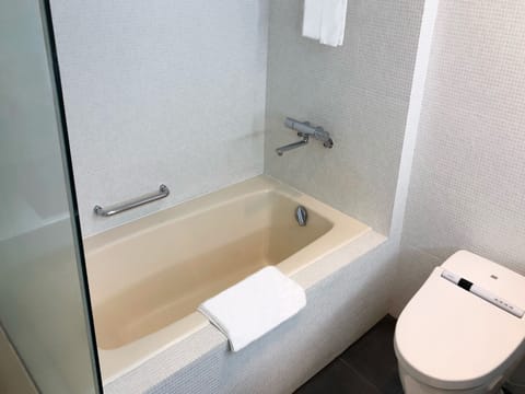 Deluxe Suite(Non-Smoking) | Bathroom | Combined shower/tub, eco-friendly toiletries, electronic bidet, towels