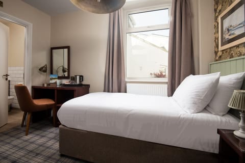 Single Room | In-room safe, desk, iron/ironing board, free WiFi