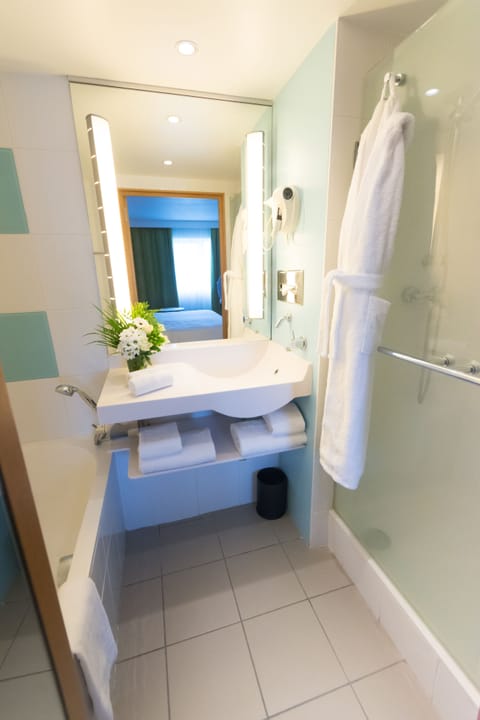 Executive Room, 1 King Bed | Bathroom | Eco-friendly toiletries, hair dryer, towels