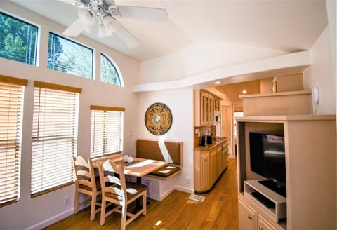 Cottage, 1 Bedroom | In-room dining