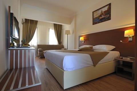 Triple Room | Premium bedding, minibar, in-room safe, desk