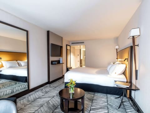 Luxury Room, 1 King Bed | Premium bedding, minibar, in-room safe, desk