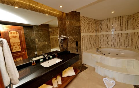 King Suite | Bathroom | Shower, hair dryer, slippers, towels