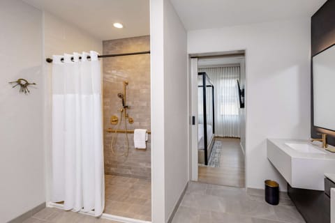 Room, 1 Bedroom, Accessible (Mobility & Hearing, Roll-in Shower) | Bathroom shower