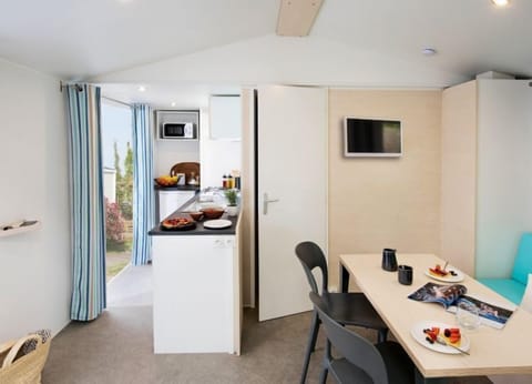 The modern mobile home blends seamlessly into its natural surroundings, offering both comfort and a welcoming seaside atmosphere.