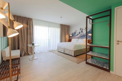 MI CASA ROSE SUITE | Hypo-allergenic bedding, in-room safe, desk, blackout drapes