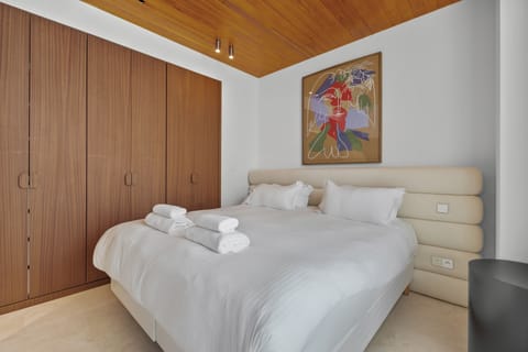 VILLA DE ROSE | Hypo-allergenic bedding, in-room safe, desk, blackout drapes