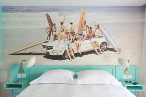 Hypo-allergenic bedding, in-room safe, desk, blackout drapes