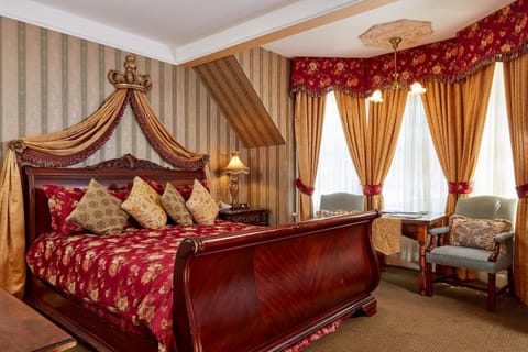 Superior Room, 1 King Bed | In-room safe, individually decorated, desk, blackout drapes