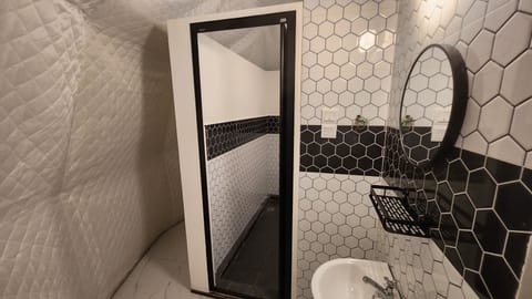 Comfort Tent | Bathroom | Shower, bidet, towels