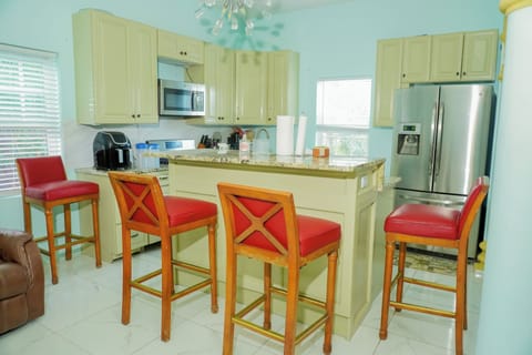 Economy Single Room | Shared kitchen facilities | Oven, dishwasher, blender, cookware/dishes/utensils