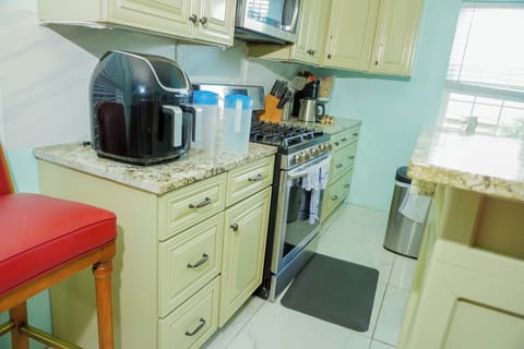 Economy Single Room | Shared kitchen facilities | Oven, dishwasher, blender, cookware/dishes/utensils