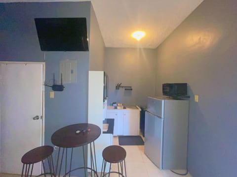 Deluxe Single Room | Private kitchen | Oven, dishwasher, blender, cookware/dishes/utensils