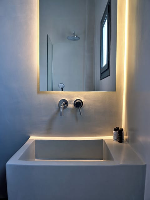 Deluxe Triple Room | Bathroom | Shower, hair dryer, towels, soap