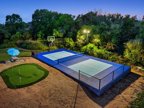 Play like a pro with our pickleball, basketball, and putting green combo! 