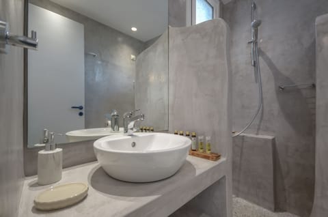 Studio, 2 Twin Beds, Private Bathroom | Bathroom | Shower, rainfall showerhead, hair dryer, towels