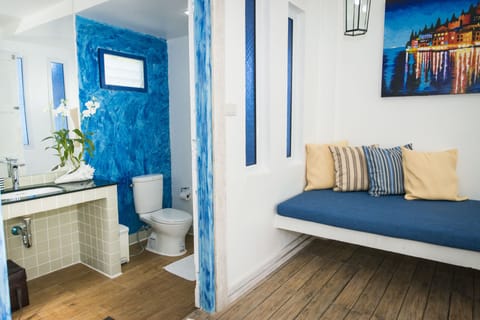 Deluxe Room | Bathroom | Shower, free toiletries, hair dryer, towels