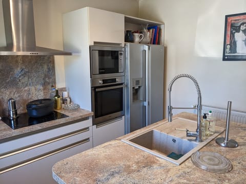 Fully equipped, modern kitchen