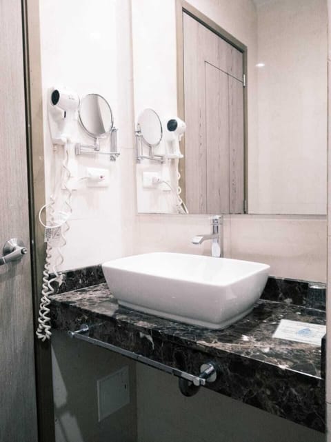 Superior Single Room | Bathroom | Shower, hair dryer, towels