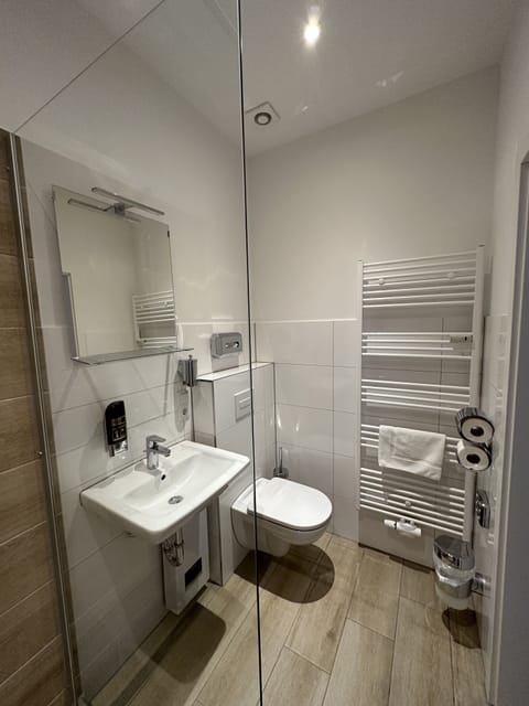 Gallery Room | Bathroom | Shower, free toiletries, hair dryer, towels