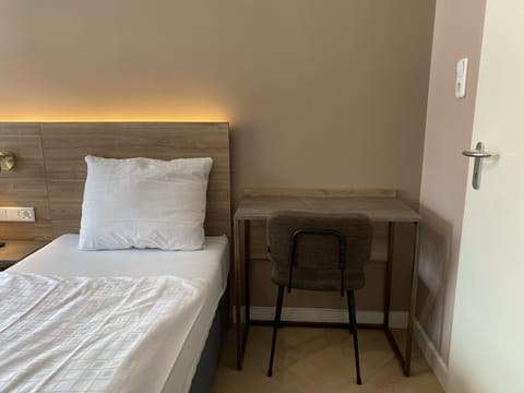 City Triple Room | Desk, laptop workspace, free WiFi, bed sheets