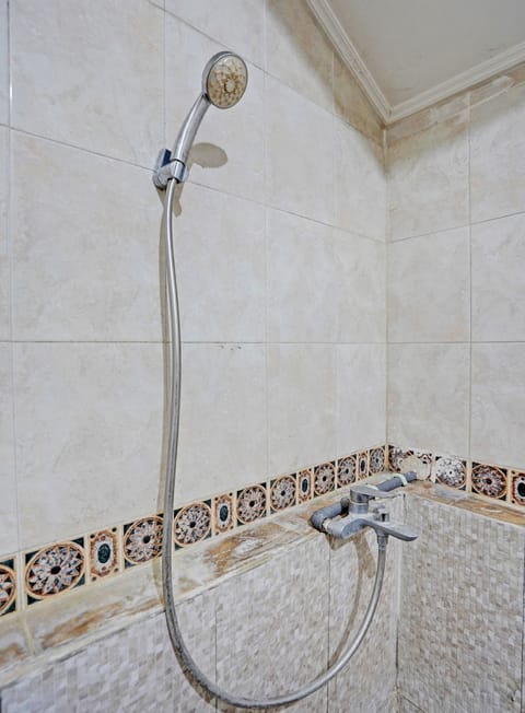 Standard Double Room | Bathroom | Shower, bidet, towels