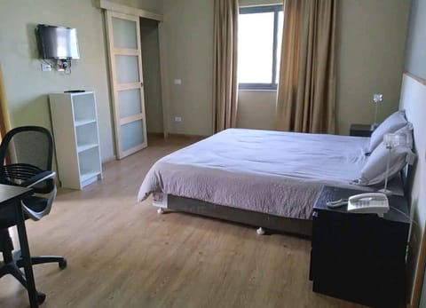 Comfort Apartment, 3 Bedrooms | Blackout drapes, soundproofing, iron/ironing board, free WiFi