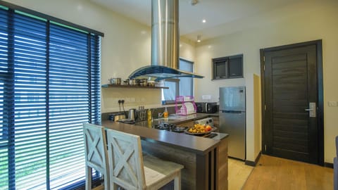 Studio, 1 Bedroom | Private kitchen | Full-size fridge, microwave, oven, stovetop