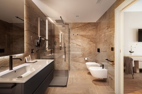 Junior Suite | Bathroom | Separate tub and shower, hydromassage showerhead, free toiletries