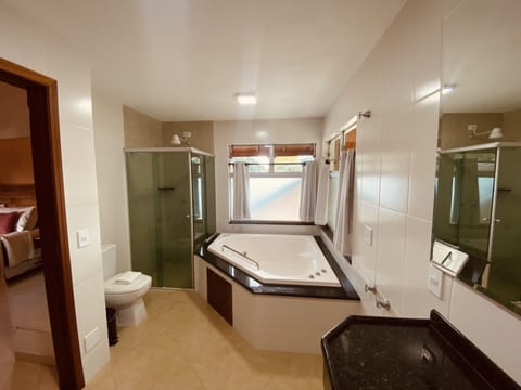 Deluxe Suite | Bathroom