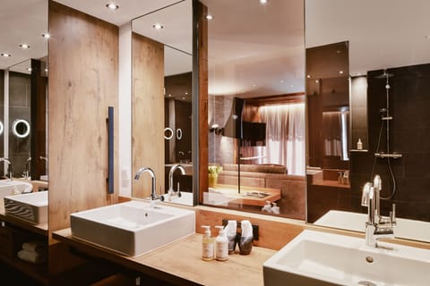 Deluxe Double Room | Bathroom | Hair dryer, bathrobes, towels, soap